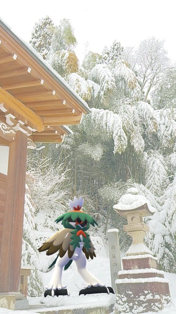 A Hisuian Decidueye stands in the snow outside a traditional Japanese building